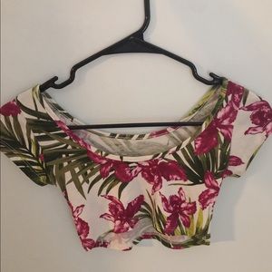 Floral crop top with short sleeves